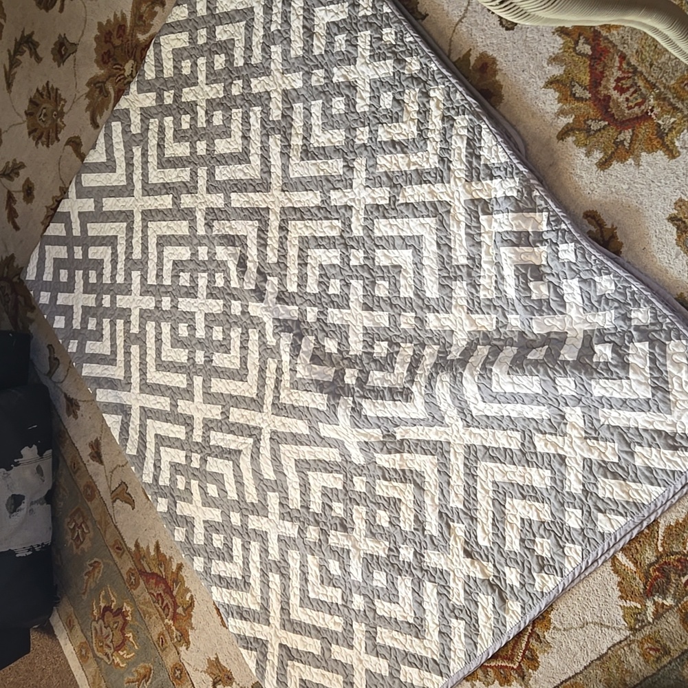 Queen Size Adrienne Vittadini Reversalable Grey geometric design bedspread/quilt - Picture 4 of 6
